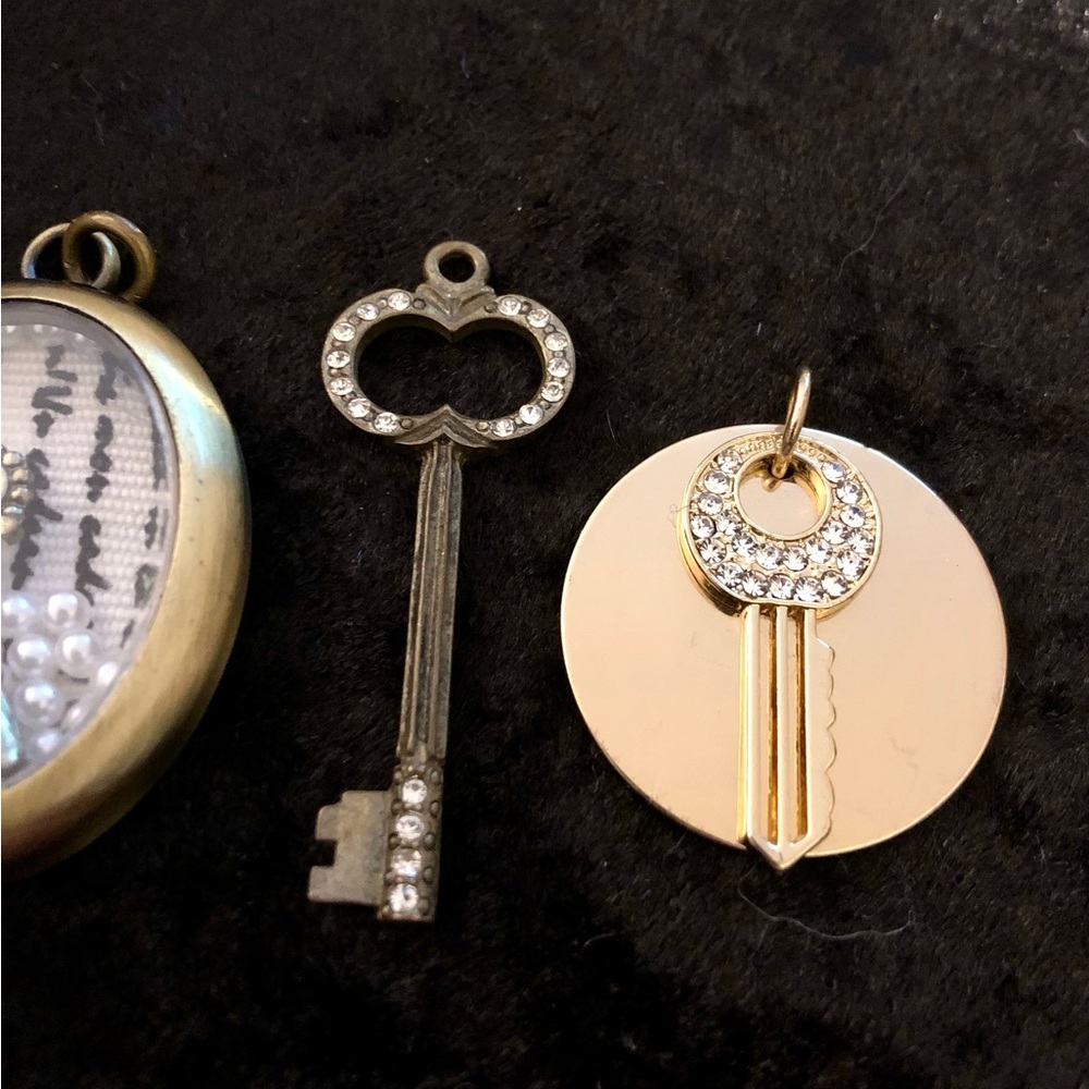 Vintage Timeless KEY Pendants Lot- Metal, Gold Tone, Rhinestone, Faux Pearl - Picture 3 of 5